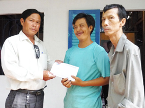 Trao tiền từ thiện