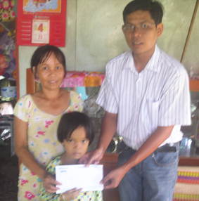 Trao tiền từ thiện