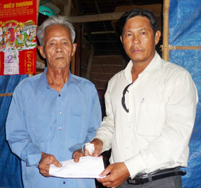 Trao tiền từ thiện