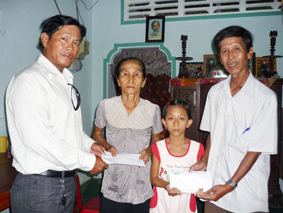 Trao tiền từ thiện