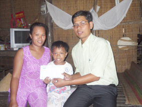 Trao tiền từ thiện