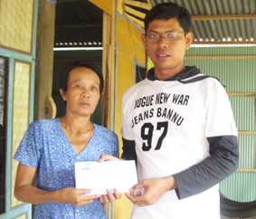 Trao tiền từ thiện