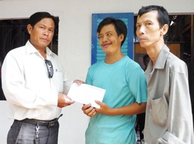 Trao tiền từ thiện