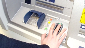 Dùng máy ATM chỉ cần chạm ngón tay