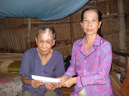 Trao tiền từ thiện