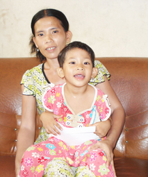 Trao tiền từ thiện