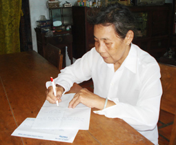 Trao tiền từ thiện