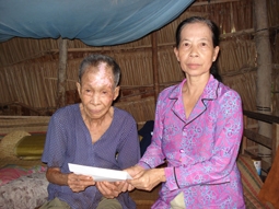 Trao tiền từ thiện