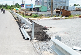 VĨNH LONG: Phạt 3 doanh nghiệp tháo rào đường dẫn 
cầu Cần Thơ