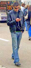 Nguy hiểm khi vừa đi 
vừa nghe vừa nói