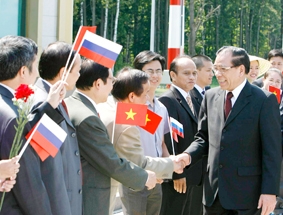 Tổng Bí thư Nông Đức Mạnh thăm Đại sứ quán, gặp đại diện cộng đồng người Việt tại LB Nga và thăm thành phố Xanh Pêtécbua