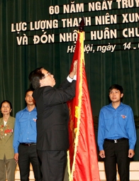 Chủ tịch nước Nguyễn Minh Triết trao Huân chương sao vàng cho lực lượng Thanh niên xung phong