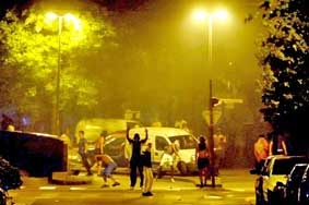 Thanh niên quá khích 
bạo loạn, đốt hàng chục ôtô