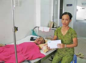 Trao tiền từ thiện