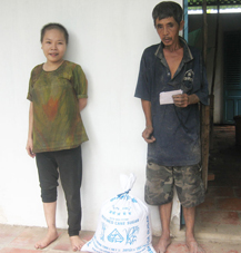 Trao tiền từ thiện