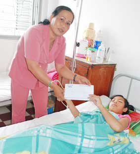 Trao tiền từ thiện