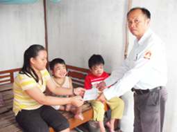 Trao tiền từ thiện