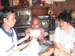 Trao tiền từ thiện