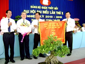 Thảo luận các giải pháp phấn đấu đưa 
quận Thốt Nốt trở thành trung tâm công nghiệp, thương mại - dịch vụ ven Sông Hậu