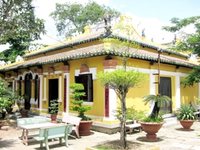 Làm thế nào để phát huy các Di tích 
lịch sử- văn hóa ở quận Bình Thủy?
