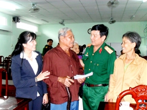 Lãnh đạo thành phố thăm,
tặng quà gia đình chính sách