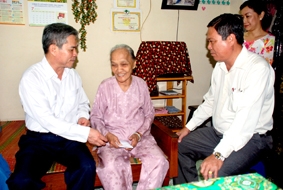 Tổng Bí thư Nông Đức Mạnh đến thăm các gia đình chính sách ở Hà Nội