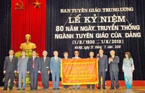 Trung thành với sự nghiệp cách mạng, gắn bó mật thiết 
với nhân dân, thông thạo chuyên môn - nghiệp vụ là nhân tố 
trực tiếp quyết định hiệu quả công tác Tuyên giáo