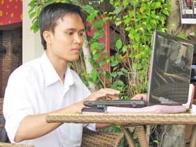 Lối đi ngay dưới chân mình