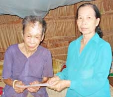 Trao tiền từ thiện