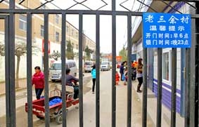 Xây tường rào quanh làng 
để chống tội phạm