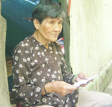 Trao tiền từ thiện