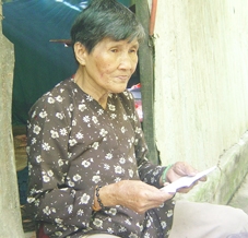 Trao tiền từ thiện