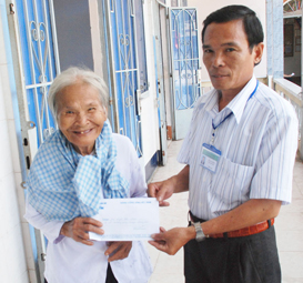 Trao tiền từ thiện