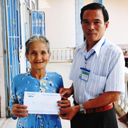 Trao tiền từ thiện