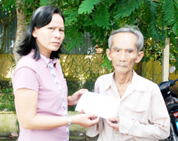 Trao tiền từ thiện