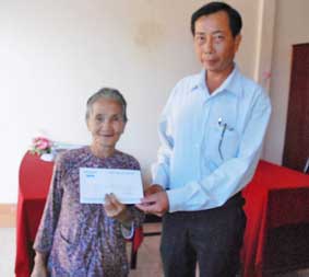 Trao tiền từ thiện