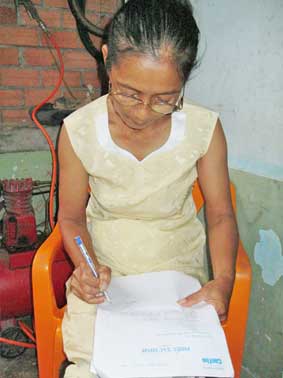 Trao tiền từ thiện