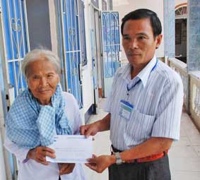 Trao tiền từ thiện