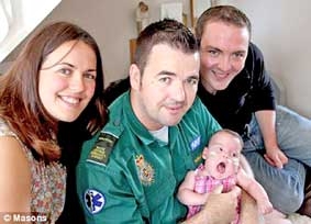 Lồng ấp trẻ sinh non bằng túi nhựa