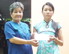 Trao tiền từ thiện