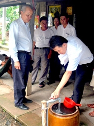 Cuối tháng 8-2010 chính thức đưa vào sử dụng Tiểu dự án “Cung cấp nước sạch và mô hình điện năng lượng mặt trời cho cộng đồng”