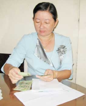 Trao tiền từ thiện