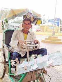 "Tôi mong có ít tiền để mở quầy bán vé số"