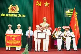 Phấn đấu phục vụ nhân dân ngày một tốt hơn