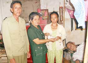 Trao tiền từ thiện