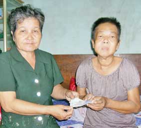 Trao tiền từ thiện