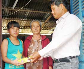 Trao tiền từ thiện