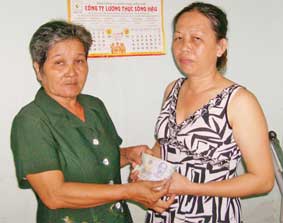 Trao tiền từ thiện