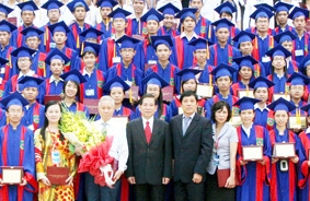 Chủ tịch nước Nguyễn Minh Triết tiếp đoàn học sinh được giải thưởng “Hoa Trạng Nguyên”