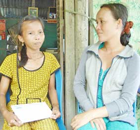 Trao tiền từ thiện